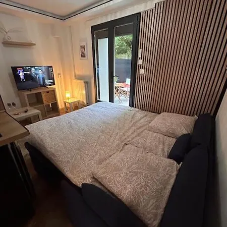 Petit Et Son Abrite *