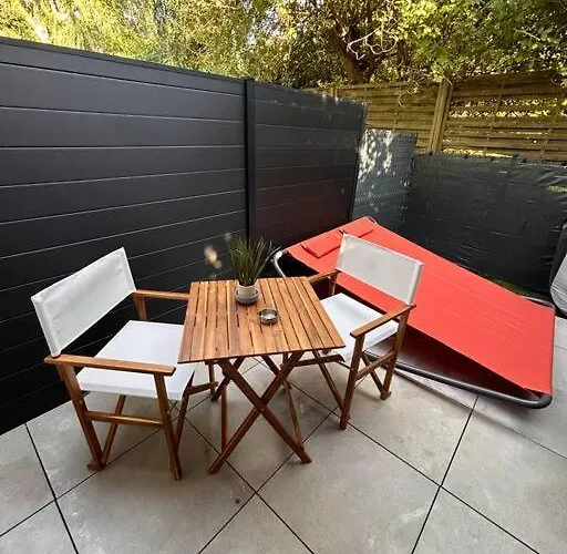 Petit Et Son Abrite *