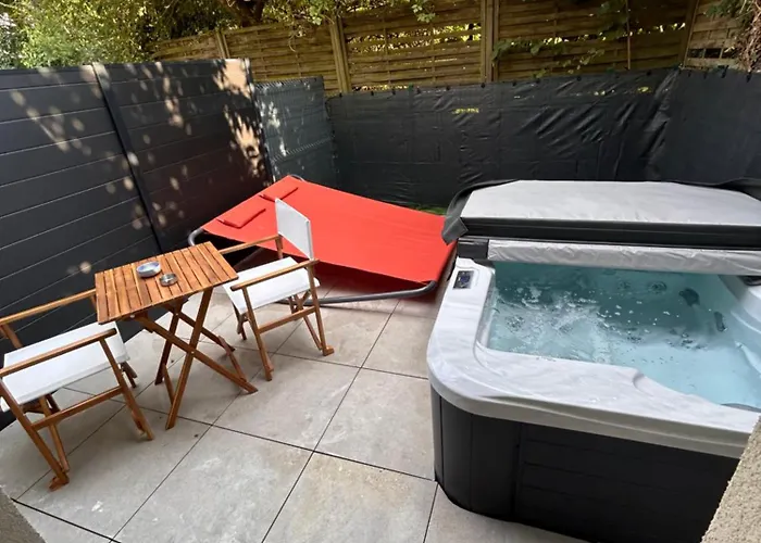 Petit Et Son Abrite *